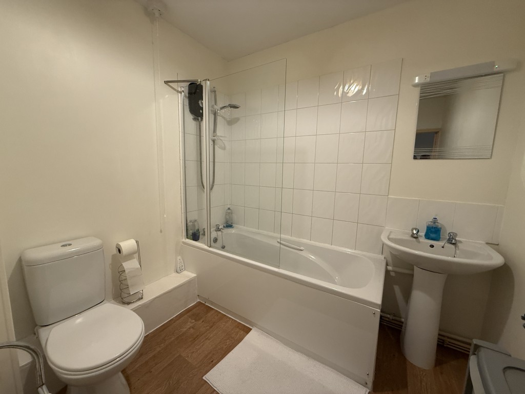 Lot: 47 - MIXED RESIDENTIAL AND COMMERCIAL TOWN CENTRE INVESTMENT - Flat 8 Bathroom with shower over bath